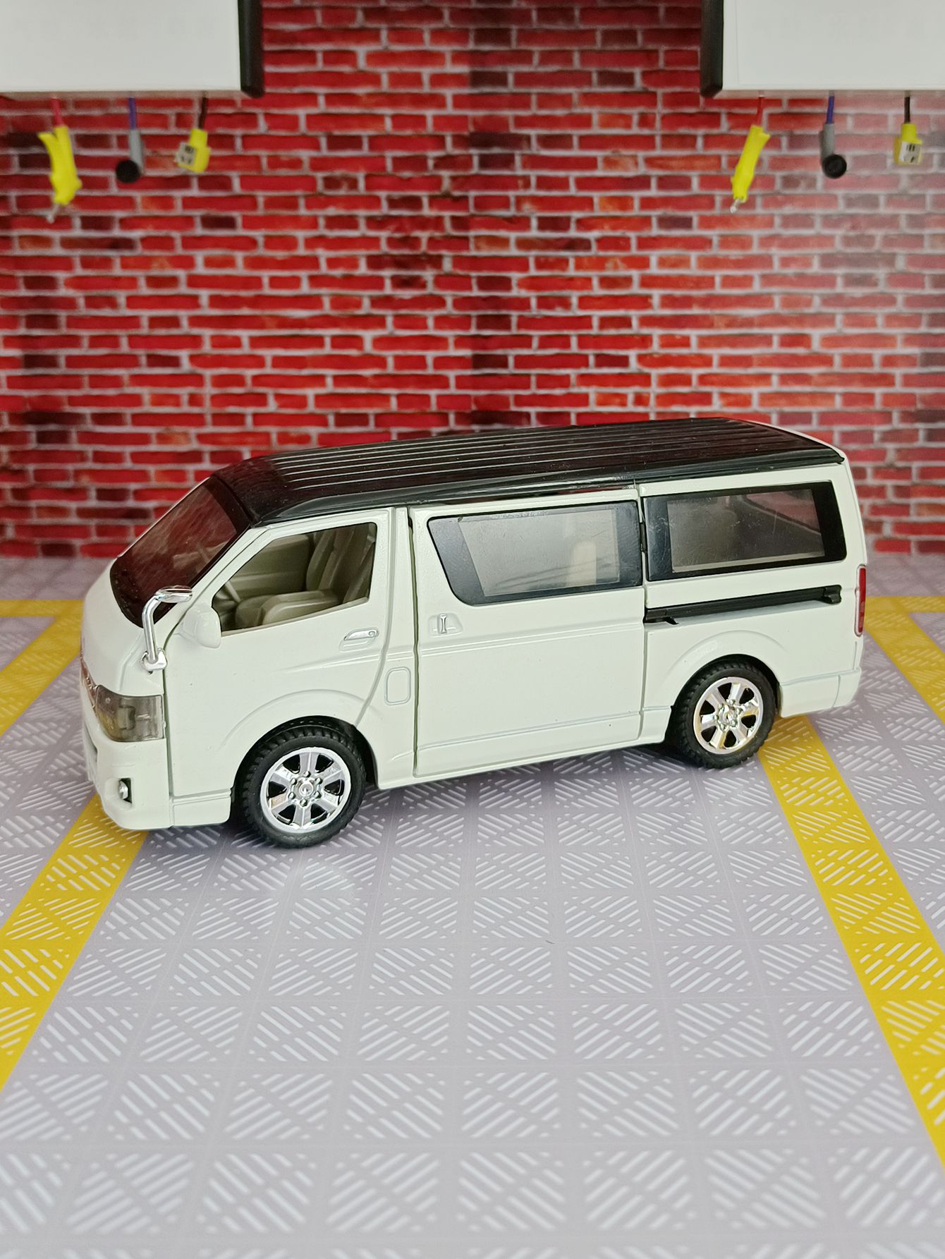 1:32 simulation Toyota Hiace a - Decor Lighting Returns recension och pris