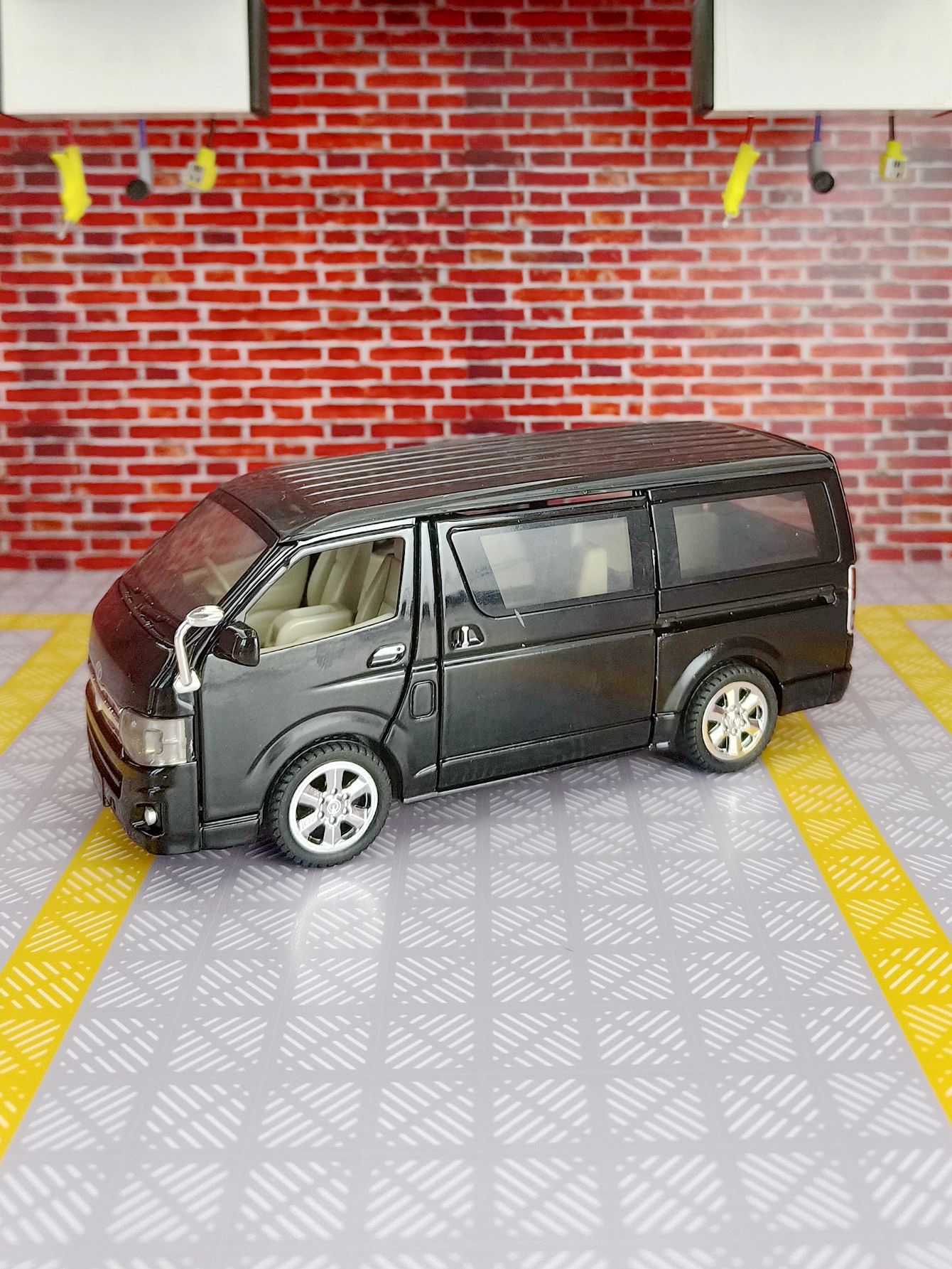 1:32 simulation Toyota Hiace a - Decor Lighting Returns recension och pris