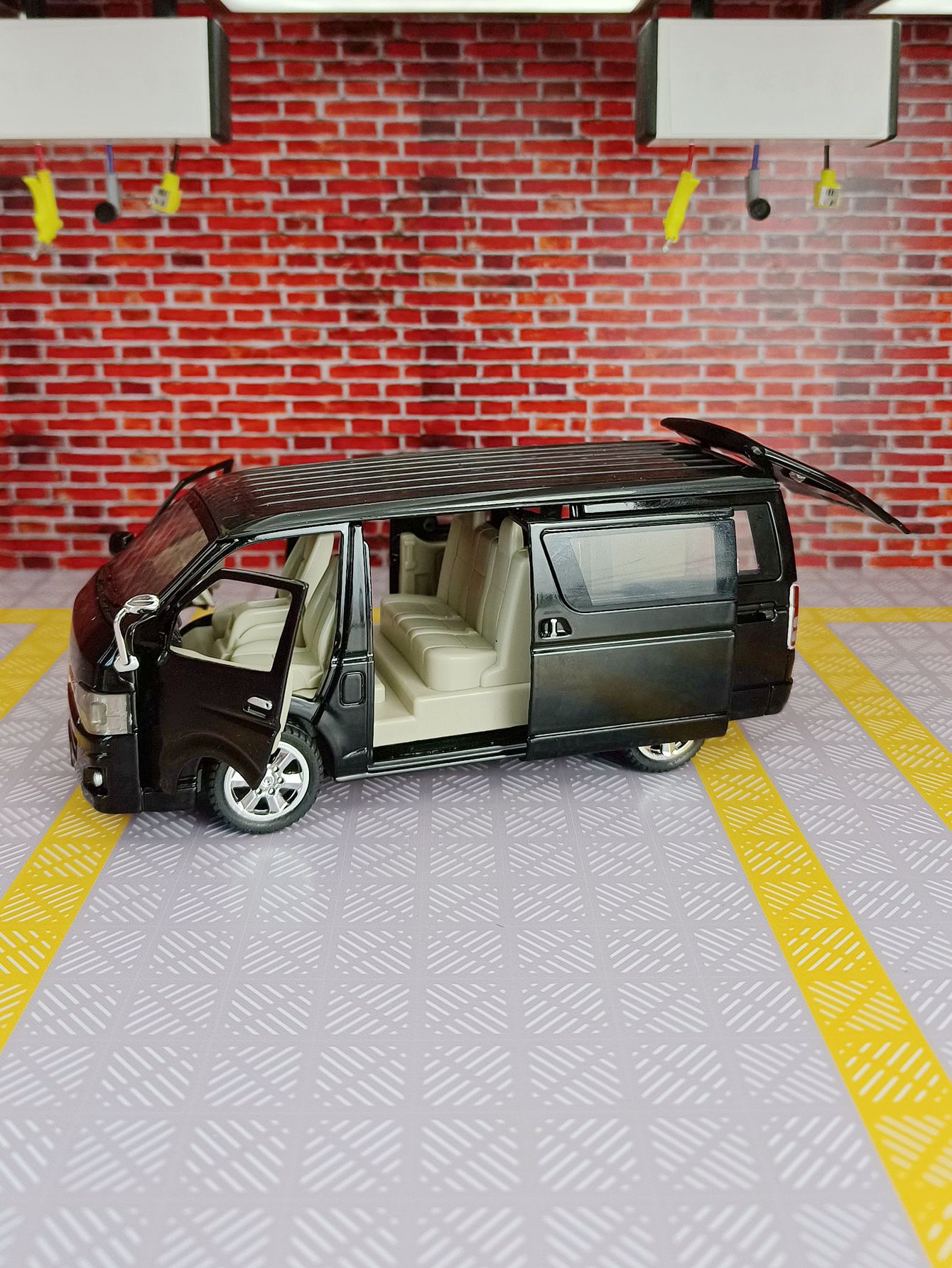 1:32 simulation Toyota Hiace a - Decor Lighting Returns recension och pris