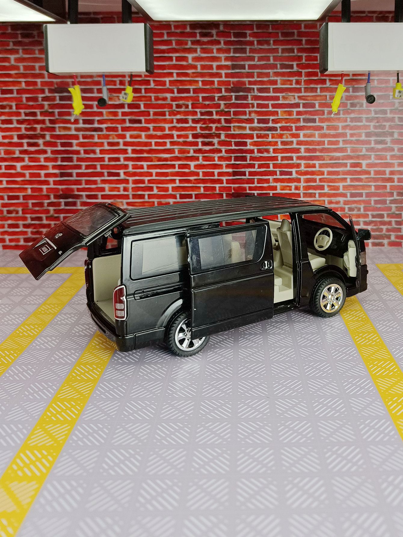 1:32 simulation Toyota Hiace a - Decor Lighting Returns recension och pris